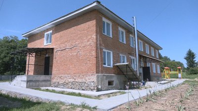 Переселенці отримали нові квартири у відремонтованому гуртожитку на Вінниччині Переселенці отримали нові квартири у відремонтованому гуртожитку на Вінниччині
