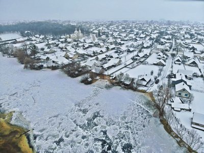 Можливе підтоплення: у прирічковому селі на Волині облаштували дамби з мішків із піском Можливе підтоплення: у прирічковому селі на Волині облаштували дамби з мішків із піском