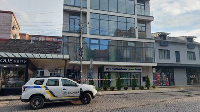 В Ужгороді затримали чоловіка, який у банку повідомив, що має вибухівку В Ужгороді затримали чоловіка, який у банку повідомив, що має вибухівку