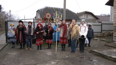 на тернопільщині вертеп збирає гроші для зсу на тернопільщині вертеп збирає гроші для зсу