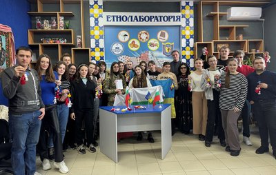 Тернопільські студенти виготовили болгарські обереги для військових Тернопільські студенти виготовили болгарські обереги для військових