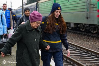 Евакуаційний потяг із Дніпропетровської області прибув до Мукачева Евакуаційний потяг із Дніпропетровської області прибув до Мукачева