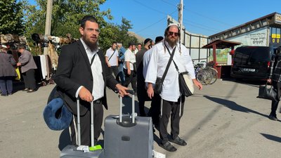 Хасиди відвідують могилу Баал-Шем-Това на Хмельниччині дорогою до Умані Хасиди відвідують могилу Баал-Шем-Това на Хмельниччині дорогою до Умані