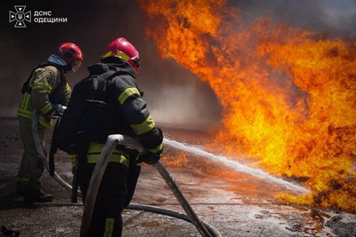 Рятувальники ліквідували пожежі, що виникли на місці атаки Рятувальники ліквідували пожежі, що виникли на місці атаки