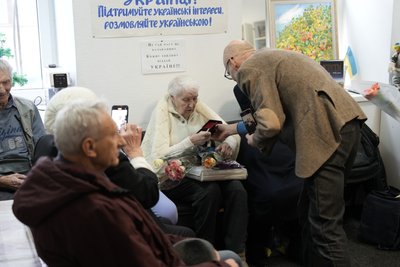 "Не стоїмо на місці – працюємо і працюємо": в Сумах нагородили волонтерку-довгожительку "Не стоїмо на місці – працюємо і працюємо": в Сумах нагородили волонтерку-довгожительку