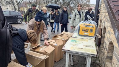 Здали 25 тонн каштанів: у Луцьку військовим передали генератори і запчастини для дронів Здали 25 тонн каштанів: у Луцьку військовим передали генератори і запчастини для дронів