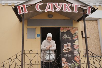 Жінка біля магазину в Чугуєві, 28 квітня 2026 року Жінка біля магазину в Чугуєві, 28 квітня 2026 року