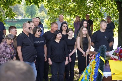В Ужгороді попрощалися з полеглим захисником Владиславом Мельником В Ужгороді попрощалися з полеглим захисником Владиславом Мельником