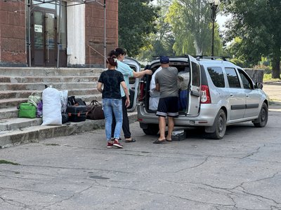 люди евакуація допомога волонтери Мирноград Донецька область 21 серпня 2024 рік люди евакуація допомога волонтери Мирноград Донецька область 21 серпня 2024 рік