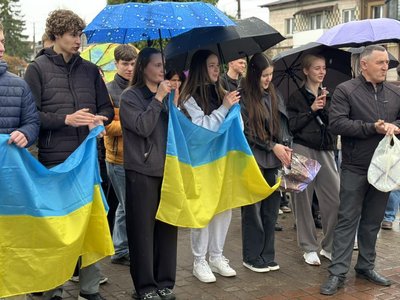 Звільненого з дворічного полону бійця Руслана Бабенка зустріли на Рівненщині Звільненого з дворічного полону бійця Руслана Бабенка зустріли на Рівненщині