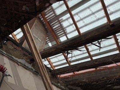 “Тут тріщини товщиною в палець”: мешканці пошкодженого вибухом будинку в Сумах просять нові оселі “Тут тріщини товщиною в палець”: мешканці пошкодженого вибухом будинку в Сумах просять нові оселі
