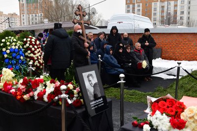 Людмила і Анатолій Навальні, батьки російського опозиціонера Олексія Навального, на церемонії прощання з сином на Борисівському кладовищі в московському районі Мар'їно 1 березня 2024 року