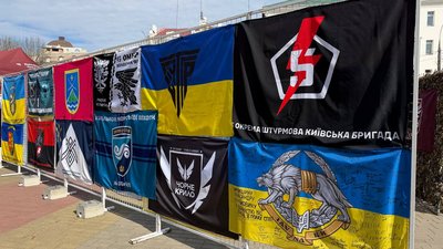 Прапори військових частин вивішали у Хмельницькому, 26 вересня 2026 року