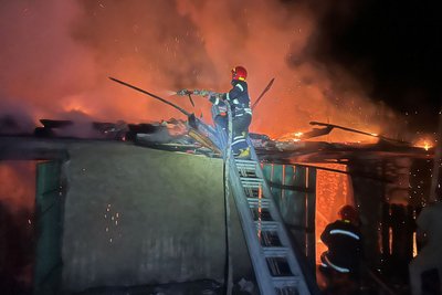 Рятувальники ліквідовують пожежу Рятувальники ліквідовують пожежу