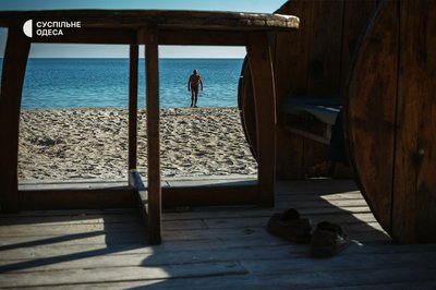 Пляжі Одеси в листопаді: люди ловлять рибу та купаються, попри міни й прохолоду. ФОТО Пляжі Одеси в листопаді: люди ловлять рибу та купаються, попри міни й прохолоду. ФОТО