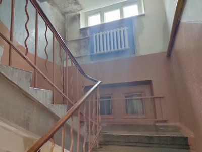 Злива у під'їзді – у Житомирі на Театральній під час перевірки системи опалення прорвало трубу Злива у під'їзді – у Житомирі на Театральній під час перевірки системи опалення прорвало трубу