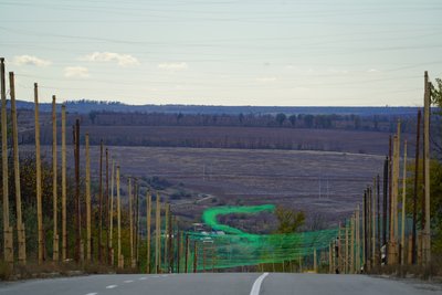 Антидронова сітка над трасою Ізюм-Словʼянськ Антидронова сітка над трасою Ізюм-Словʼянськ
