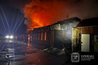 Уночі в Богодухові внаслідок атаки БпЛА виникла пожежа в магазині, 6 квітня 2026 року Уночі в Богодухові внаслідок атаки БпЛА виникла пожежа в магазині, 6 квітня 2026 року