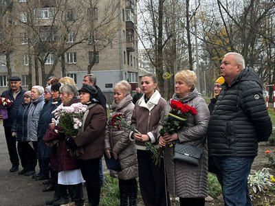 Люди на церемонії відкриття меморіальних дощок загиблим захисникам Євгену Андрусовичу та Ярославу Ланцову Люди на церемонії відкриття меморіальних дощок загиблим захисникам Євгену Андрусовичу та Ярославу Ланцову