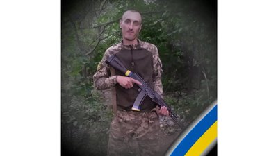 На Чернігівщині провели в останню путь трьох захисників: Сергія Носача, Ярослава Іванчу та Андрія Гамолю На Чернігівщині провели в останню путь трьох захисників: Сергія Носача, Ярослава Іванчу та Андрія Гамолю
