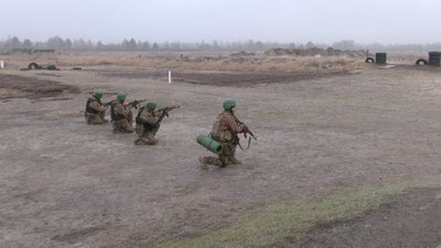 "Щоб людина мала холодний розум": на Рівненщині мобілізованих вчать воювати "Щоб людина мала холодний розум": на Рівненщині мобілізованих вчать воювати