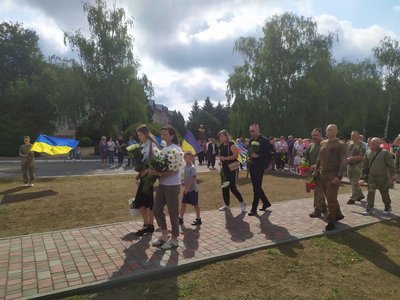 У селі на Черкащині відкрили меморіальну дошку загиблому військовому У селі на Черкащині відкрили меморіальну дошку загиблому військовому