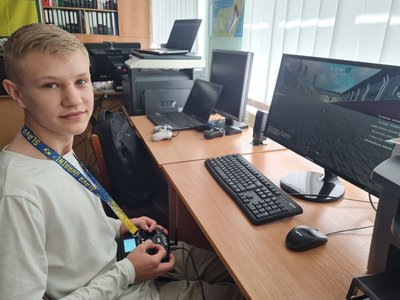 У Житомирі 30 школярів навчається керувати дронами У Житомирі 30 школярів навчається керувати дронами