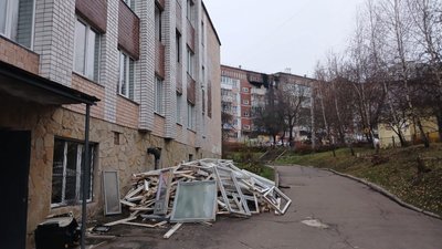 Замінюють вікна, вибиті під час влучання шахеда, Тернопіль, грудень 2024 Замінюють вікна, вибиті під час влучання шахеда, Тернопіль, грудень 2024