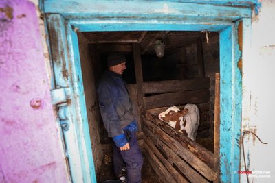 Чоловік, який живе у звільненому селі на Луганщині