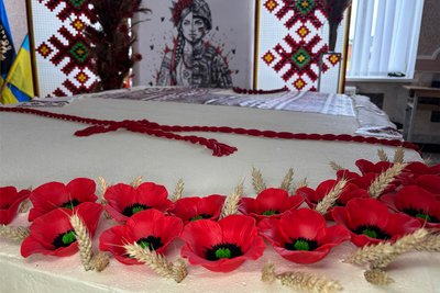 Оздоблення 200-кілограмового торта, який спекли до Дня вишиванки на Буковині Оздоблення 200-кілограмового торта, який спекли до Дня вишиванки на Буковині