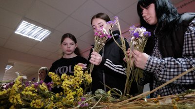 "Іграшки-обереги є екологічно чистими": як на Чернігівщині створюють ляльок з різнотрав’я "Іграшки-обереги є екологічно чистими": як на Чернігівщині створюють ляльок з різнотрав’я