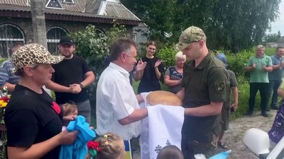 Звільненого з полону військового зустріли у селі на Рівненщині Звільненого з полону військового зустріли у селі на Рівненщині