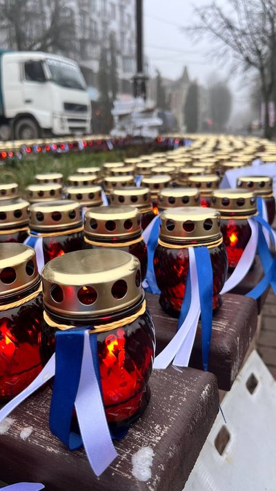 Лампадки із біло-синіми стрічками підготували для покладання біля кубів, 20 грудня 2025 року Лампадки із біло-синіми стрічками підготували для покладання біля кубів, 20 грудня 2025 року