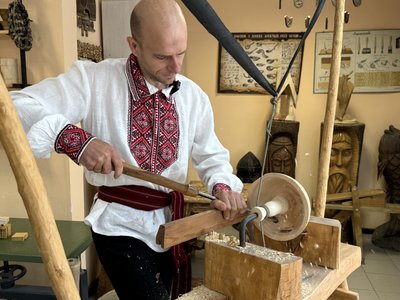 Навчає дітей різьбленню по дереву: історія майстра з Кролевеччини Навчає дітей різьбленню по дереву: історія майстра з Кролевеччини