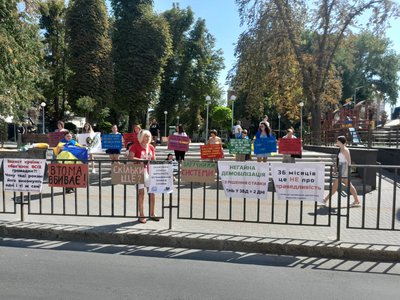 "Моя черга обіймати тата". У Кропивницькому рідні військових вимагали встановлення термінів служби в ЗСУ "Моя черга обіймати тата". У Кропивницькому рідні військових вимагали встановлення термінів служби в ЗСУ