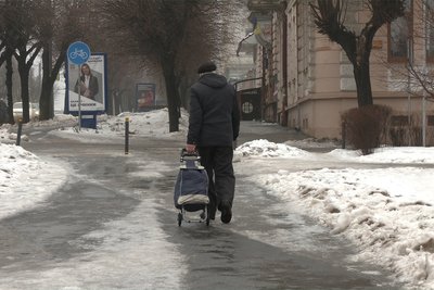 Ожеледиця на тротуарах однієї з вулиць міста Чернівці Ожеледиця на тротуарах однієї з вулиць міста Чернівці