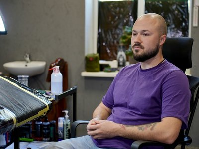 «Смерть завжди ходить за тобою»: як військовий татуювальник 63-ї бригади зберігає історії бійців на їхніх тілах «Смерть завжди ходить за тобою»: як військовий татуювальник 63-ї бригади зберігає історії бійців на їхніх тілах