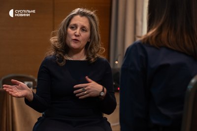 Канадська політикиня, позаштатна радниця президента України з питань економічного розвитку Христя Фріланд під час інтервʼю Суспільному, Київ, 24 лютого 2026 року Канадська політикиня, позаштатна радниця президента України з питань економічного розвитку Христя Фріланд під час інтервʼю Суспільному, Київ, 24 лютого 2026 року
