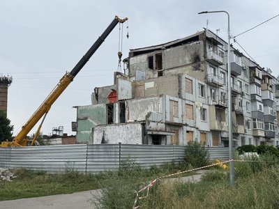 Демонтують під’їзд повністю: як відновлюватимуть зруйнований ракетою будинок у Полтаві