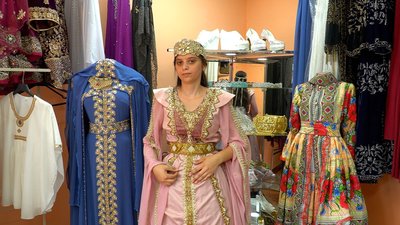"Сукня має бути яскравою і блискучою": як закарпатські роми виготовляють традиційне ромське вбрання "Сукня має бути яскравою і блискучою": як закарпатські роми виготовляють традиційне ромське вбрання