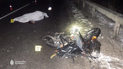 ДБР повідомило про підозру правоохоронцю у вчиненні смертельної ДТП на Рівненщині. Він був за кермом у стані сп’яніння ДБР повідомило про підозру правоохоронцю у вчиненні смертельної ДТП на Рівненщині. Він був за кермом у стані сп’яніння