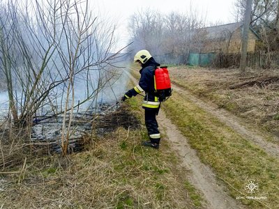 Горіли будівлі, сухостій та сміття: на Черкащині за добу виникло 52 пожежі Горіли будівлі, сухостій та сміття: на Черкащині за добу виникло 52 пожежі