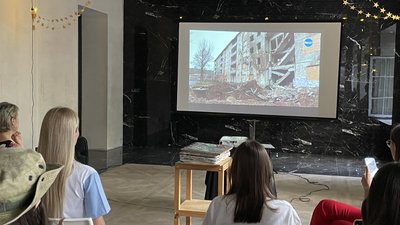 Рукотворну книгу "Ламент Херсонщини", присвячену російській окупації, показали в Миколаєві Рукотворну книгу "Ламент Херсонщини", присвячену російській окупації, показали в Миколаєві