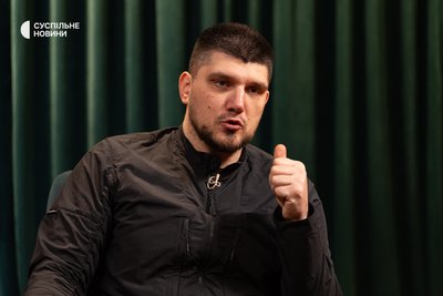 Командир Російського добровольчого корпусу (РДК) Денис Капустін під час інтервʼю Суспільному, Київ, 20 лютого 2026 року Командир Російського добровольчого корпусу (РДК) Денис Капустін під час інтервʼю Суспільному, Київ, 20 лютого 2026 року