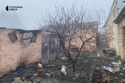Вибило вікна, згорнулися в гармошку двері: фото наслідків нічної атаки БпЛА на Одесу Вибило вікна, згорнулися в гармошку двері: фото наслідків нічної атаки БпЛА на Одесу