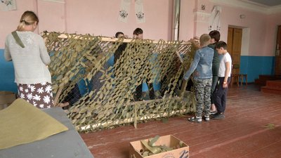 "Щоб воїни швидше повернулися": на Вінниччині плетуть маскувальні сітки для оборонців "Щоб воїни швидше повернулися": на Вінниччині плетуть маскувальні сітки для оборонців