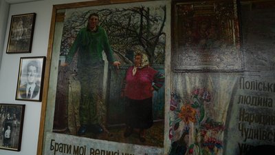 На Житомирщині відкрили пам'ятний знак на честь земляка — Леоніда Стадника — найвищої людини світу 2007 року На Житомирщині відкрили пам'ятний знак на честь земляка — Леоніда Стадника — найвищої людини світу 2007 року