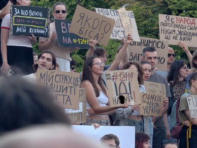 "Назвали картонним Майданом". Як люди з Донеччини та Луганщини протестують проти закону щодо САП та НАБУ