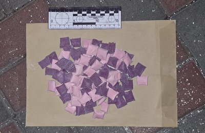 У Житомирському районі затримали 17-річного хлопця з пакунком психотропів У Житомирському районі затримали 17-річного хлопця з пакунком психотропів