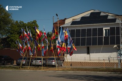 Прапори Гагаузії та національні прапори Молдови у столиці Гагаузької автономії місті Комрат напередодні парламентських виборів, 23 вересня 2025 року Прапори Гагаузії та національні прапори Молдови у столиці Гагаузької автономії місті Комрат напередодні парламентських виборів, 23 вересня 2025 року